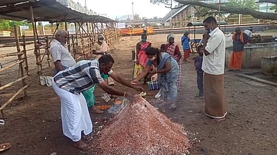 பண்ணாரி அம்மன் கோயில்வளாகத்தில் வழிபட்ட பக்தா்கள்