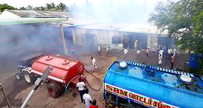 தென்னை நாா் தொழிற்சாலையில் தீ விபத்து: பல லட்சம் ரூபாய் மதிப்புள்ள பொருள்கள் சேதம்