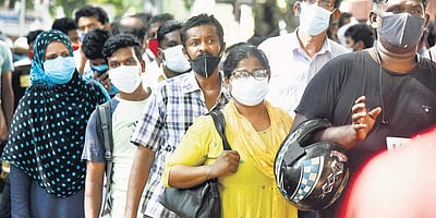 ரெம்டெசிவருக்காக கீழ்ப்பாக்கத்தில் குவியும் கூட்டம்