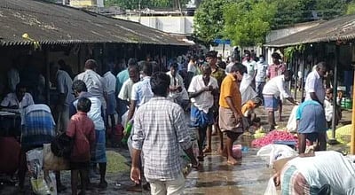 உசிலம்பட்டி பூ சந்தையில் பொதுமக்கள் கூட்டம்