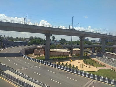 முழு ஊரடங்கு: வெறிச்சோடிய சென்னை சாலைகள்