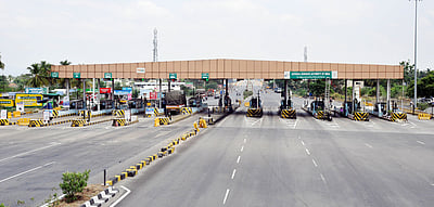 ஆண்டுக்கு ரூ.3000 செலுத்தினால் அனைத்து சுங்கச் சாவடிகளிலும் கட்டணமின்றி சென்று வரலாம்!