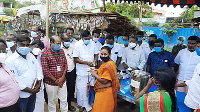 கும்மிடிப்பூண்டியில் திமுக சார்பில் கரோனா தடுப்புப் பணி தொடக்கம்