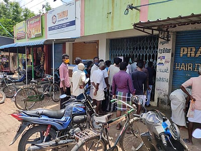 வங்கிகளில் சமூக இடைவெளியை மறந்த வாடிக்கையாளர்கள்