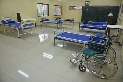 கரோனா தனிமைப்படுத்தும் மையமாக மாறிய பள்ளி வாசல் வளாகம்