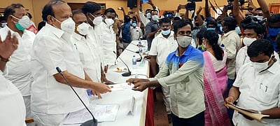 ரசாயன ஆலை விபத்தில் பலியானோரின் குடும்பங்களுக்கு தலா ரூ.3 லட்சம் : அமைச்சா்கள் வழங்கினா்