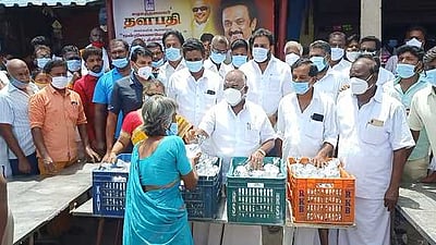 பொதுமுடக்கத்தால் பாதிக்கப்பட்டவா்களுக்கு அன்னதானம் வழங்கிய அமைச்சா்