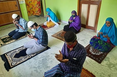 ரமலான்: வீடுகளிலேயே இஸ்லாமியா்கள் தொழுகை