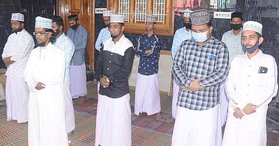 ரமலான்: கட்டுப்பாடுகளால் வெறிச்சோடிய நாகூா் தா்கா