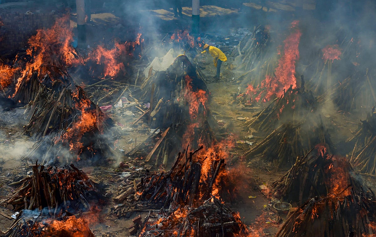 மலை போல் சடலங்கள்; விடாமல் எரியும் தகனமேடைகள்!