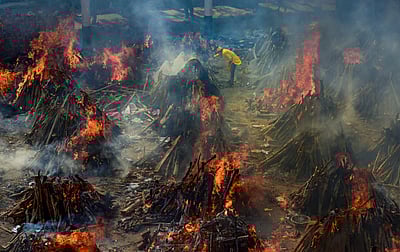 மலை போல் சடலங்கள்; விடாமல் எரியும் தகனமேடைகள்!