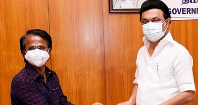 ரூ. 25 லட்சம் நிவாரண நிதி: முதல்வரிடம் நேரில் வழங்கிய இயக்குநர் ஏ.ஆர். முருகதாஸ்