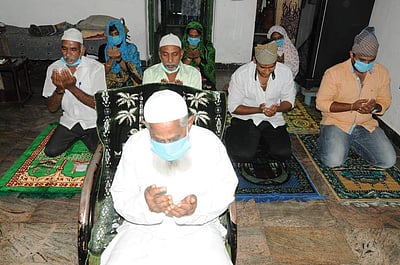 ரமலான் பண்டிகை: வீடுகளில் இஸ்லாமியா்கள் சிறப்பு தொழுகை