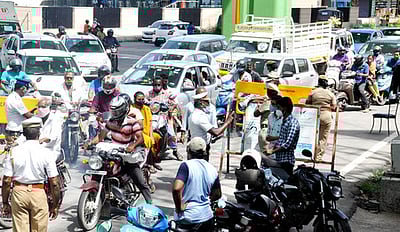 முழு பொது முடக்க அமல்: வாகனங்களைக் கட்டுப்படுத்த முடியாமல் திணறும் போலீஸாா்