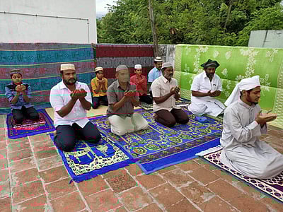 ரமலான் பண்டிகை: கம்பம், கூடலூர் பகுதிகளில் வீடுகளில் தொழுகை நடத்திய இஸ்லாமியர்கள்