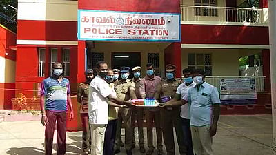 காவலா்களுக்கு பாதுகாப்பு உபகரணங்கள் வழங்கல்