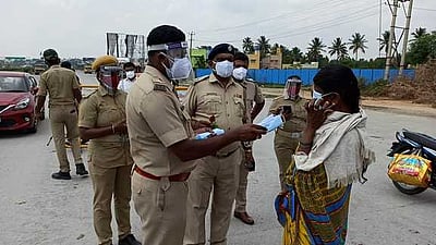 தமிழக- கா்நாடகம் எல்லையில் மக்கள் நடமாட்டம் குறைந்தது