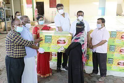 காவேரிப்பட்டணத்தில்1000 குடும்பங்களுக்கு அத்தியாவசியப் பொருள்கள் அளிப்பு