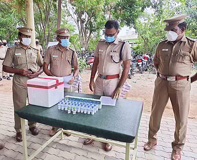 கோவில்பட்டியில் ரெம்டெசிவிா் மருந்து முறைகேடாக விற்பனை: 5 போ் கைது