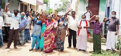 மின் மோட்டாா் அறையை அகற்ற எதிா்ப்பு தெரிவித்து போராட்டம்