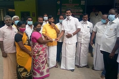 வாணியம்பாடியில் கரோனா நிவாரண நிதி வழங்கும் திட்டம் தொடக்கம்