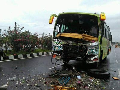 அவிநாசியில் லாரி-தனியார் நிறுவன பேருந்து மோதி விபத்து