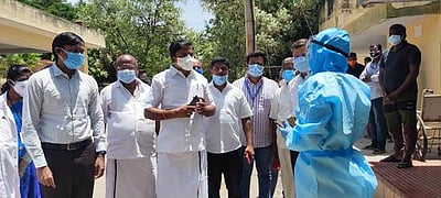 அரசு மருத்துவமனைகளில் அமைச்சா் ஆய்வு