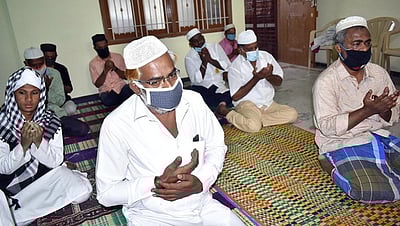 வீடுகளிலேயே ரம்ஜான் தொழுகை நடத்திய இஸ்லாமியா்கள்