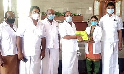 கரோனா பராமரிப்பு மையத்துக்கு மருத்துவ உதவிகள்