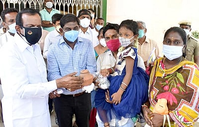 கரோனா நிவாரண நிதிக்கு சேமிப்பை வழங்கிய சிறுமி