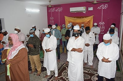 ரமலான் பண்டிகையை வீடுகளில் எளிமையாக கொண்டாடிய இஸ்லாமியா்கள்