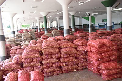 புதிய பேருந்து நிலையத்தில் தற்காலிக வெங்காய சந்தை