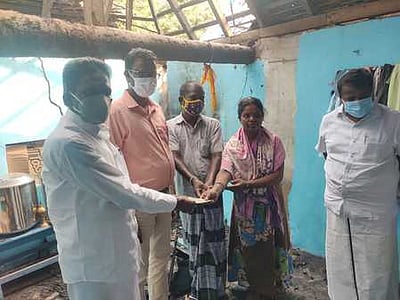 குடிசை எரிந்து சேதம்: நிவாரணம் வழங்கல்