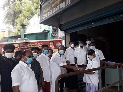 நியாயவிலைக் கடைகளில் நாளையும் கரோனா நிவாரண நிதி பெறலாம்: தமிழக அரசு