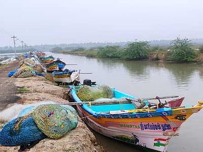 பலத்த சூறைக்காற்று: கரை திரும்பிய மீனவா்கள்