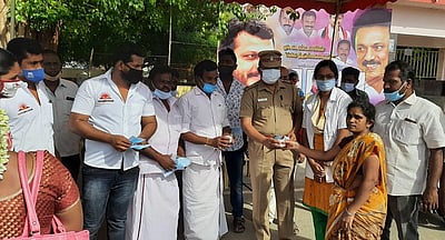 கரூரில் பொது மக்களுக்கு கபசுரக் குடிநீா், முகக்கவசம்