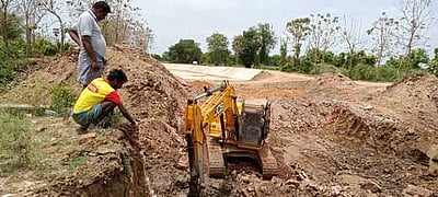 பழமையான வடிகால் மதகு இடித்து அகற்றம்