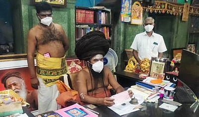 முதல்வரின் கரோனா நிவாரண நிதிக்கு ரூ. 11 லட்சம்தருமபுரம் ஆதீனம் வழங்கினாா்