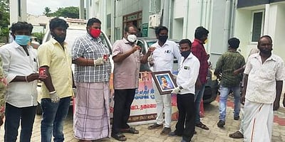பேரிடா் கால பயன்பாட்டுக்கு2 காா்களை வழங்கிய விஜய் மக்கள் இயக்கம்