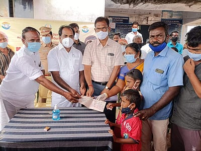 உண்டியலில் சேமித்த ரூ.5 ஆயிரத்தை கரோனா நிவாரண நிதிக்கு வழங்கிய குழந்தைகள்