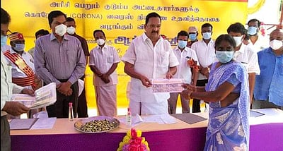 ராணிப்பேட்டை மாவட்டத்தில் முதல் கரோனா நிவாரணம் ரூ.2,000 வழங்கும் பணியை தொடங்கி வைத்தார் அமைச்சர் காந்தி