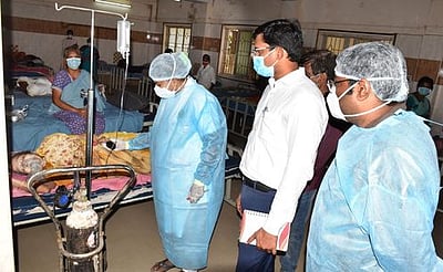 அனைத்து மருத்துவமனைகளிலும் படுக்கைகள் நிரம்பி வருகின்றன: ஆட்சியா்