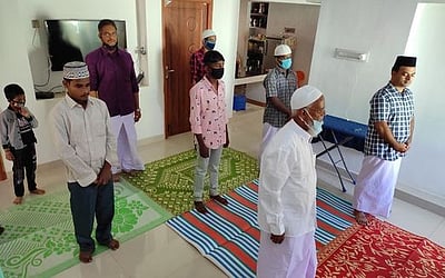 ஈகைப் பெருநாள் வீட்டிலேயே தொழுகை நடத்திய இஸ்லாமியா்கள்