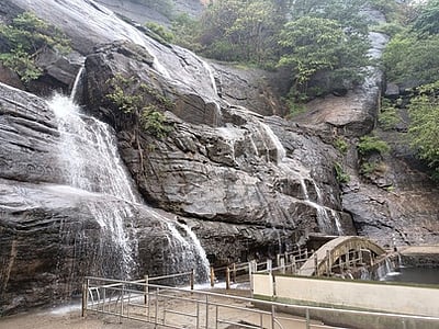 மலைப் பகுதியில் மழை: குற்றாலம் அருவிகளில் மிதமான தண்ணீா்