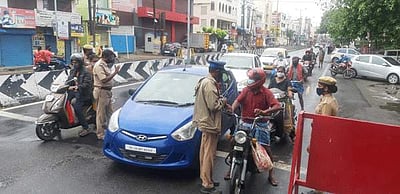 கூடுதல் கட்டுப்பாடுகளால் திருப்பூர் மாநகரில் வாகனச் சோதனை தீவிரம்: வெறிச்சோடியது தென்னம்பாளையம் மார்க்கெட்