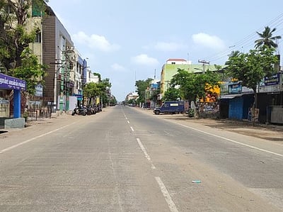 கூடுதல் கட்டுப்பாடுகள்: திருவாரூரில் வெறிச்சோடிய சாலைகள்