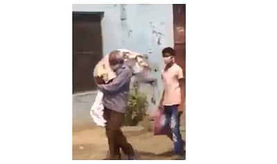 பஞ்சாப்: இறந்த மகளின் உடலை தோளிலேயே சுமந்து சென்று அடக்கம் செய்த தந்தை