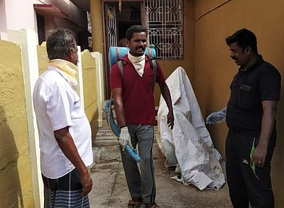 மானாமதுரையில் சொந்த செலவில் வீதிகளில் கிருமிநாசினி தெளிக்கும் இளைஞர்!