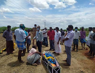 மனைவியின் உடலை அடக்கம் செய்ய எதிர்ப்பு: சடலத்தோடு சாலையில் அமர்ந்து போராட்டம்