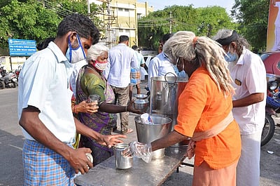 கிருஷ்ணகிரியில் தொடர்ந்து ஓராண்டாக மூலிகைக் கஞ்சி வழங்கும் ஆன்மிக அமைப்பினர்